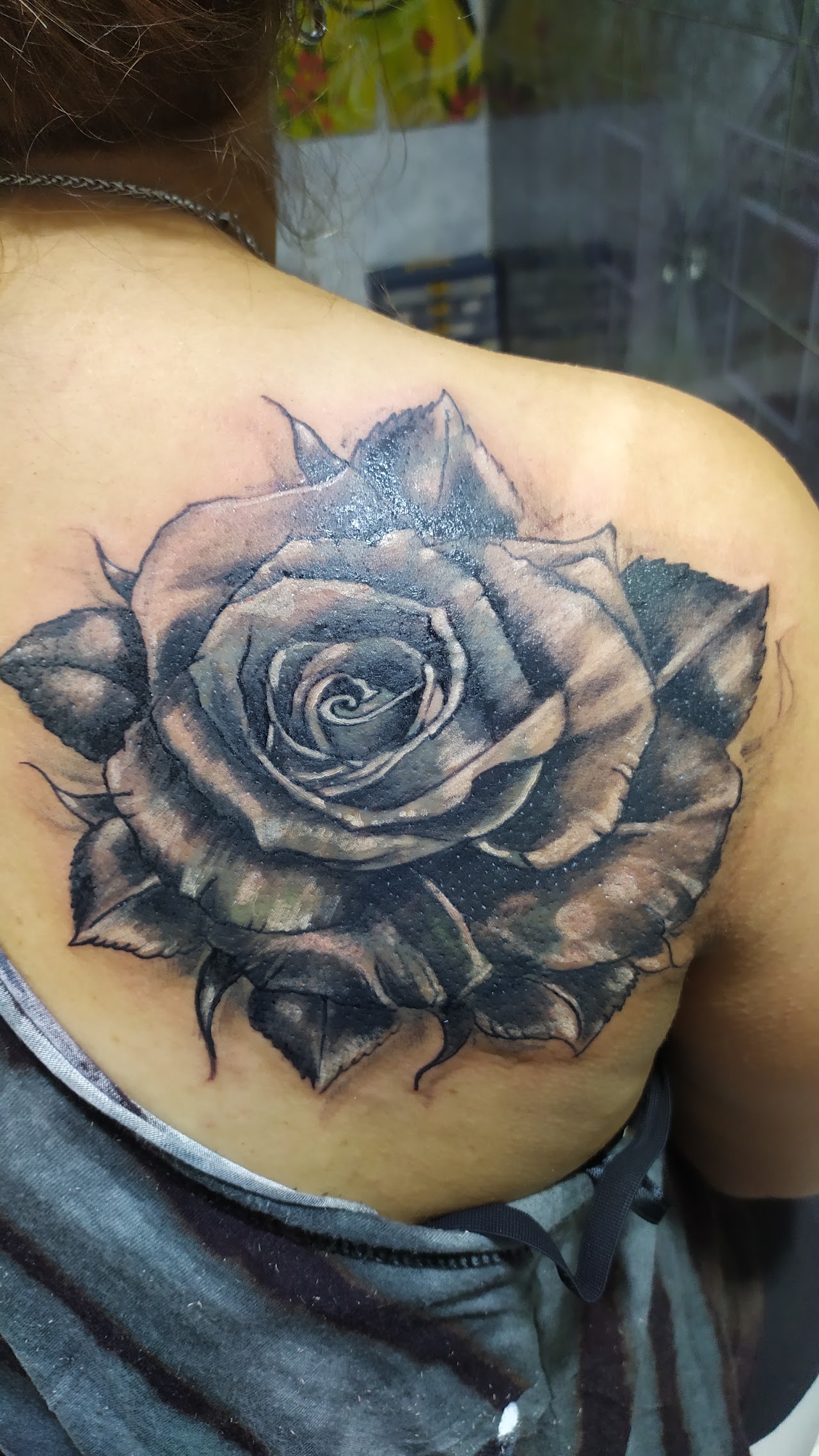 Artista tatuadora profesional de Ritual Eterno en plena sesión de detalle fino en Castelar