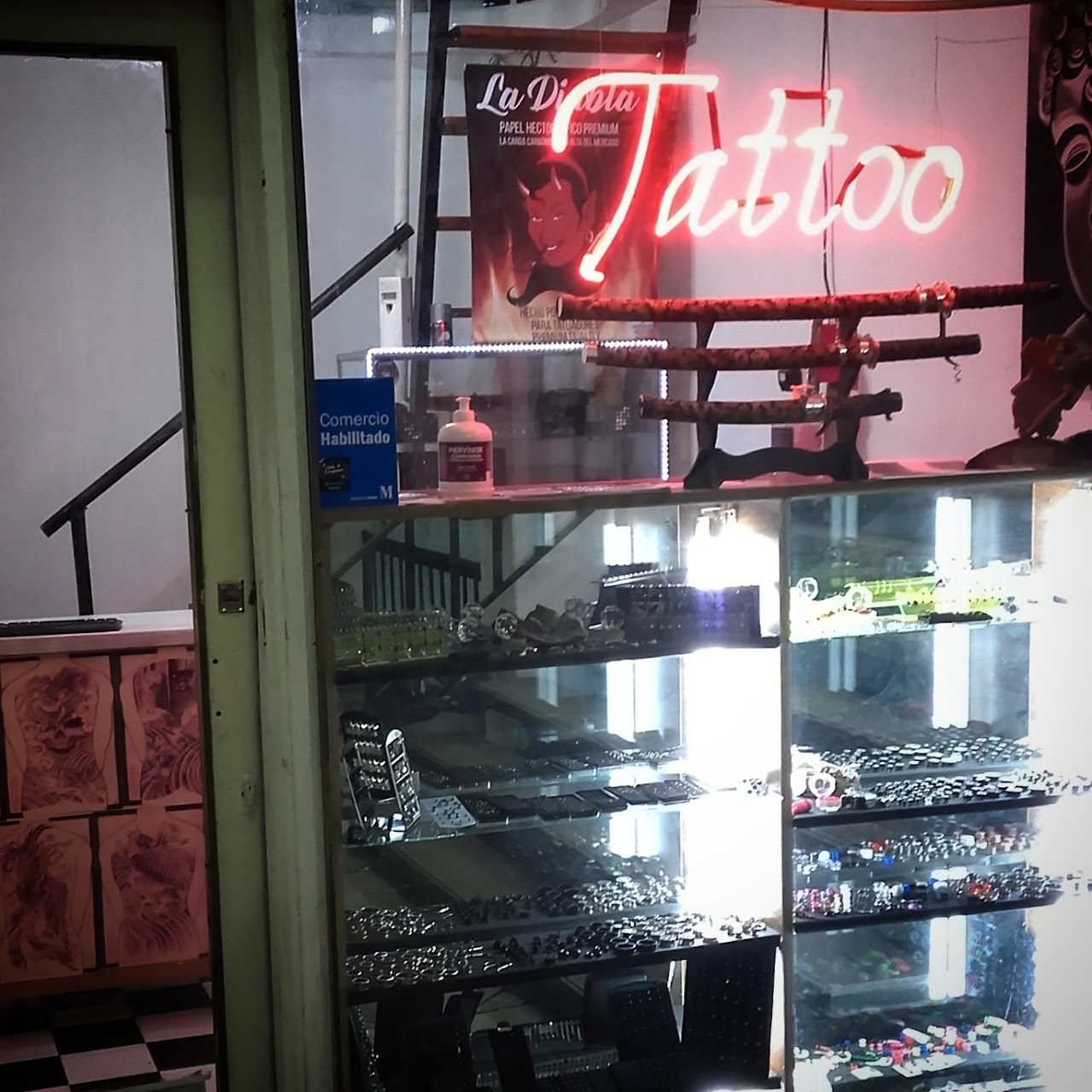Tatuaje fine line botánico y mandala geométrico en el antebrazo en Ritual Eterno Castelar